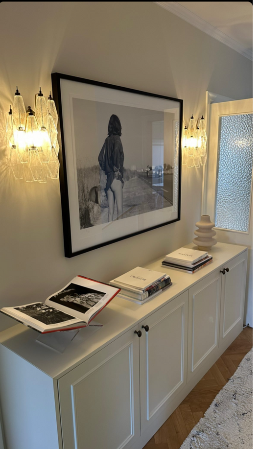 Italienska vägglampor från Murano hängandes i en hall