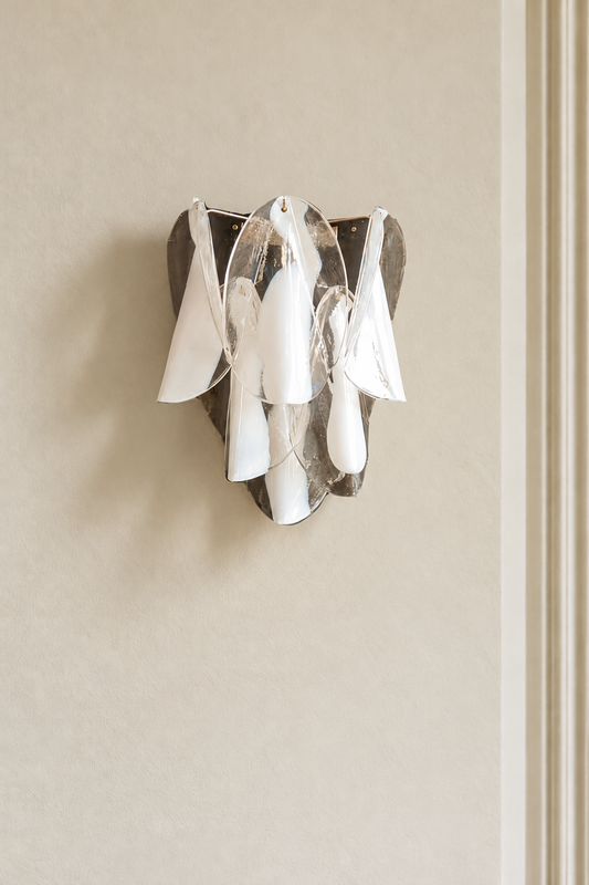 Murano vägglampa Goccia Rondini på varm beige vägg