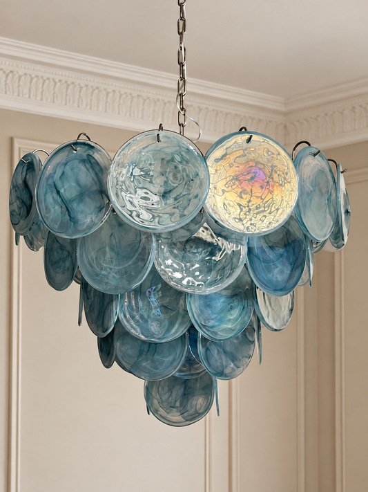 Murano takkrona Iris Ø70 - 57 glas - Blue Alabaster i varm klassisk takmiljö