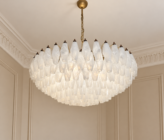 Murano takkrona Poliedri Ø90 - 185 glas - Milky White i varm klassisk takmiljö