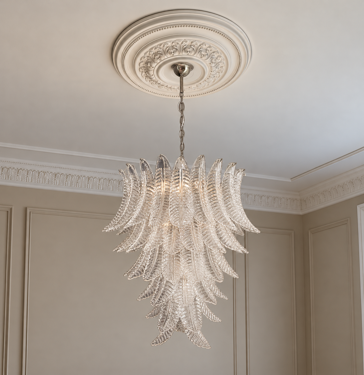 Murano takkrona Foglia Feather Ø85 - 75 glas i klassisk takmiljö