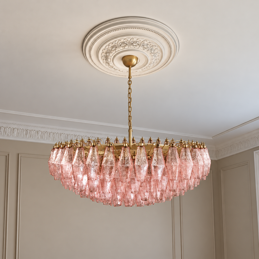 Murano takkrona Poliedri Ø90 - 185 glas - Rosa i klassisk takmiljö