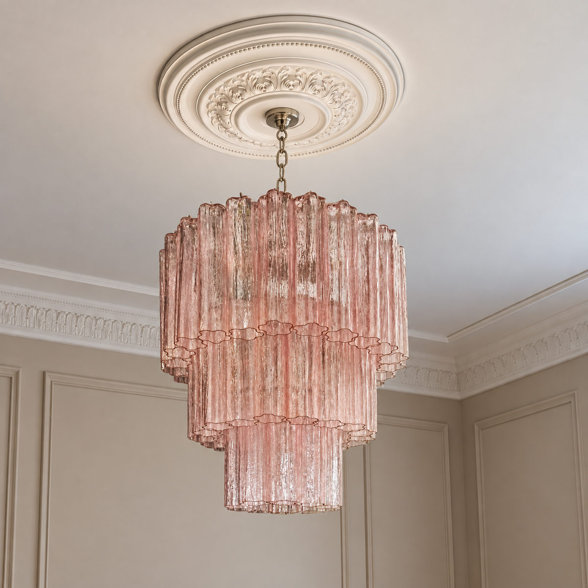 Murano takkrona Tubular Ø60 - 52 glas Rosa i klassisk takmiljö