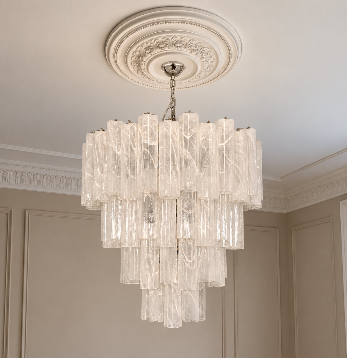 Murano takkrona Tubular Ø80 - 85 glas Milky White i klassisk takmiljö