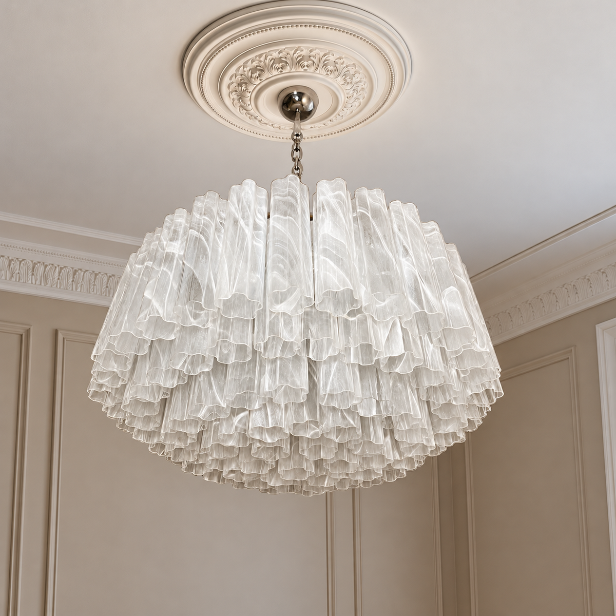 Murano takkrona Tubular Ø82 - 101 Milky Swirl glas i klassisk takmiljö