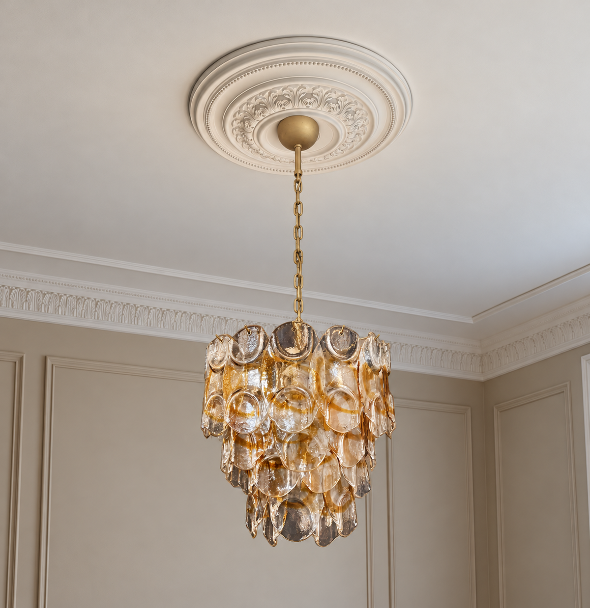 Murano takkrona Mazzega Speciale Ø42 - 41 bärnstensfärgade glas i klassisk takmiljö