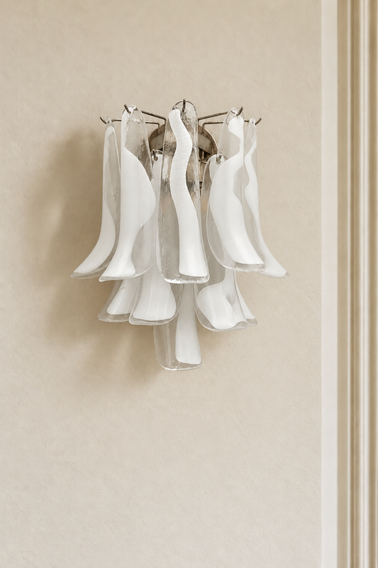 Murano vägglampa Calli Bianco på varm beige vägg