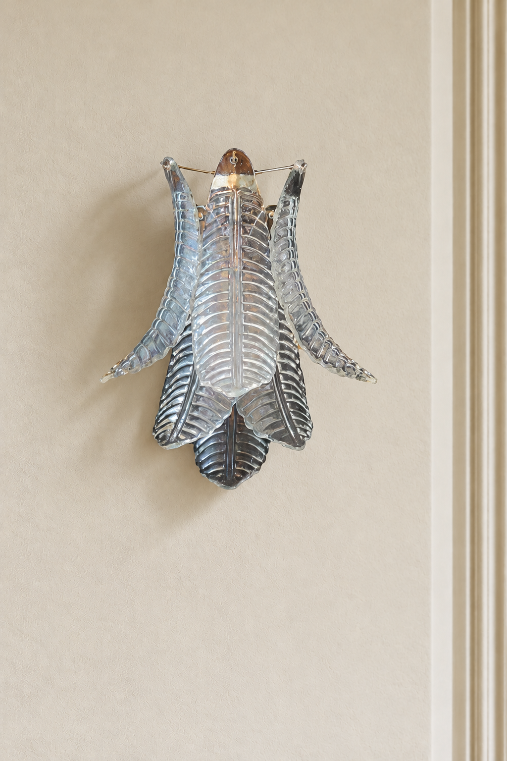 Murano vägglampa Feather på varm beige vägg
