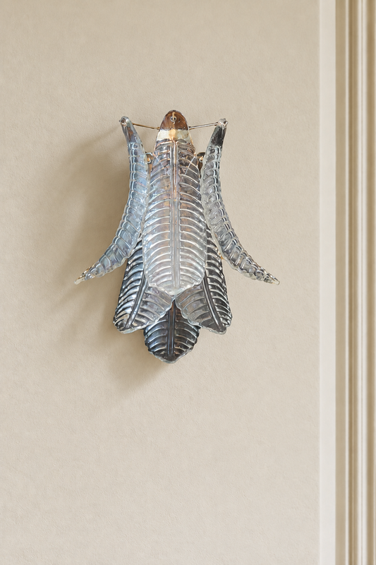 Murano vägglampa Feather på varm beige vägg