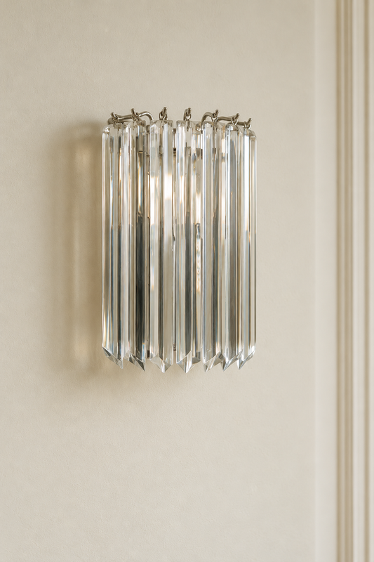 Vägglampa Prisma i mjukt dagsljus på varm beige vägg