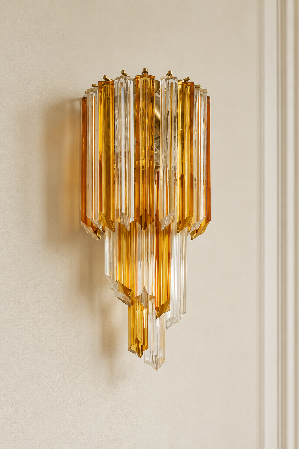 Vägglampa Prisma Spiral Amber i mjukt dagsljus på varm beige vägg